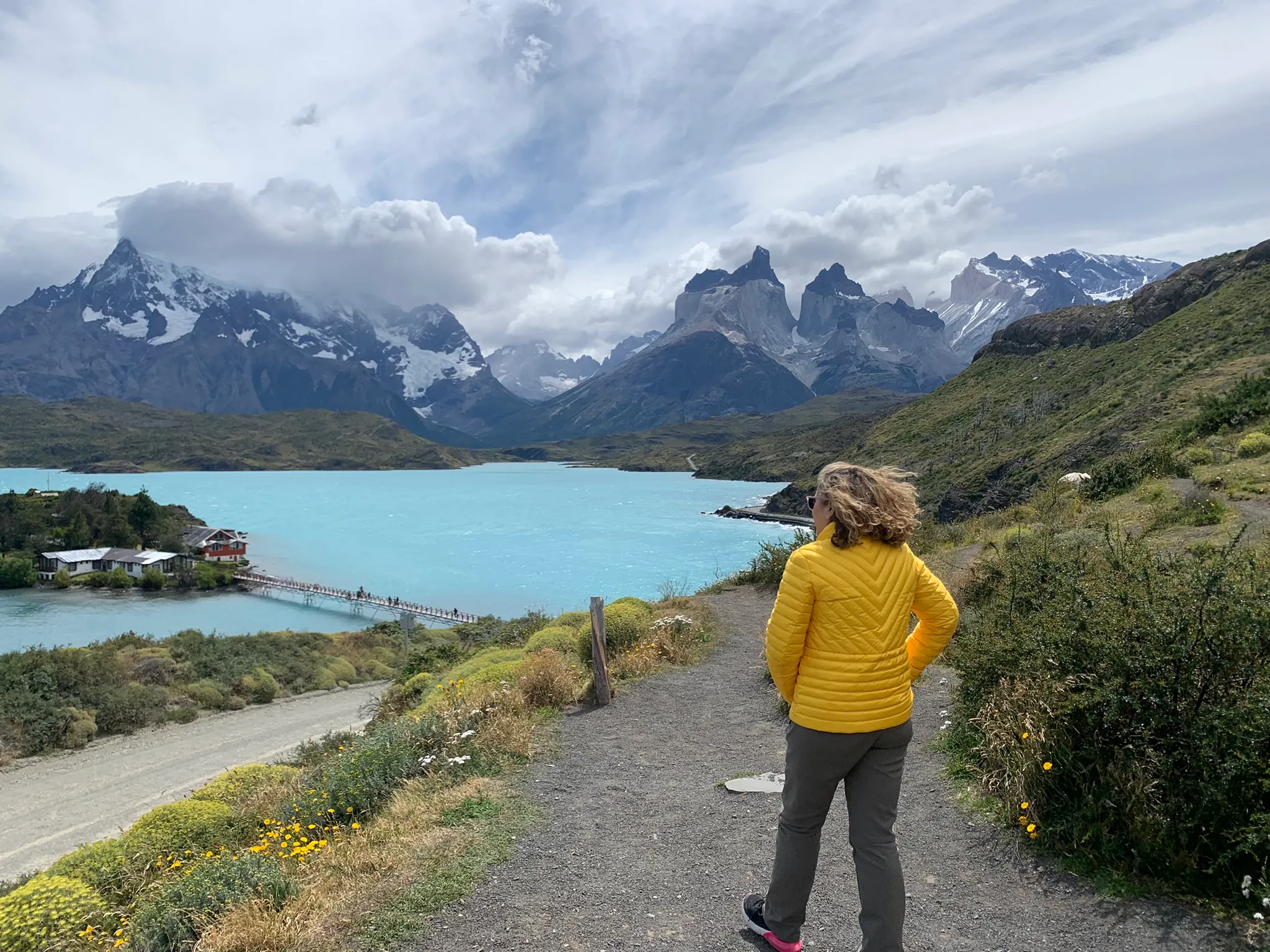 Sendero junto al lago Pehoé, con el macizo del Paine al fondo