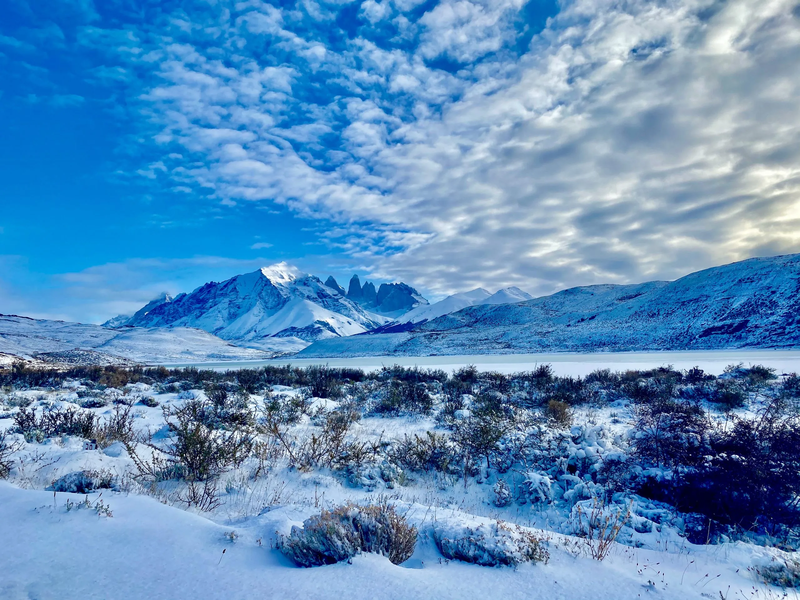 Macizo del Paine cubierto de nieve bajo un cielo despejado en invierno